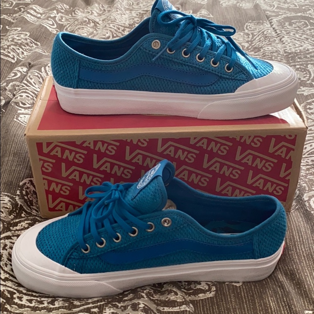 • Vans • - Picture 3 of 8